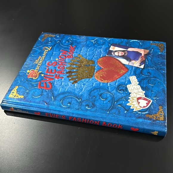 Disney Descendants 2: Evie’s Fashion Book - Hardcover Book - Picture 3 of 9